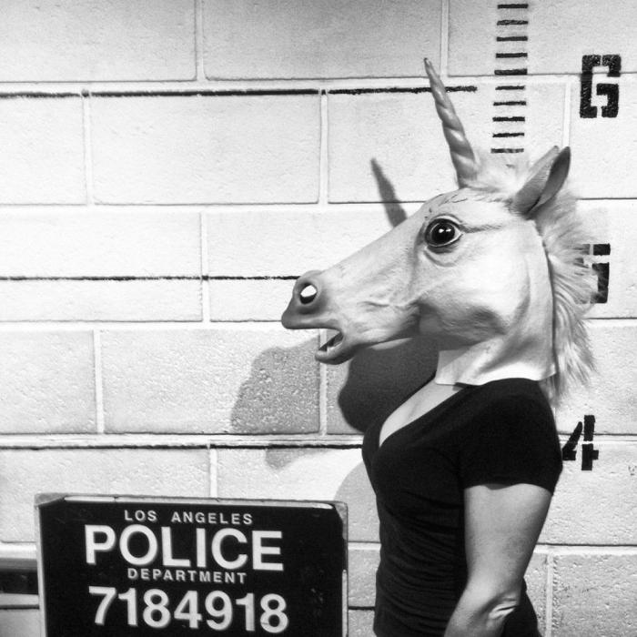 "Unicorning": posar con máscaras de unicornio es el nuevo "planking" (FOTOS)
