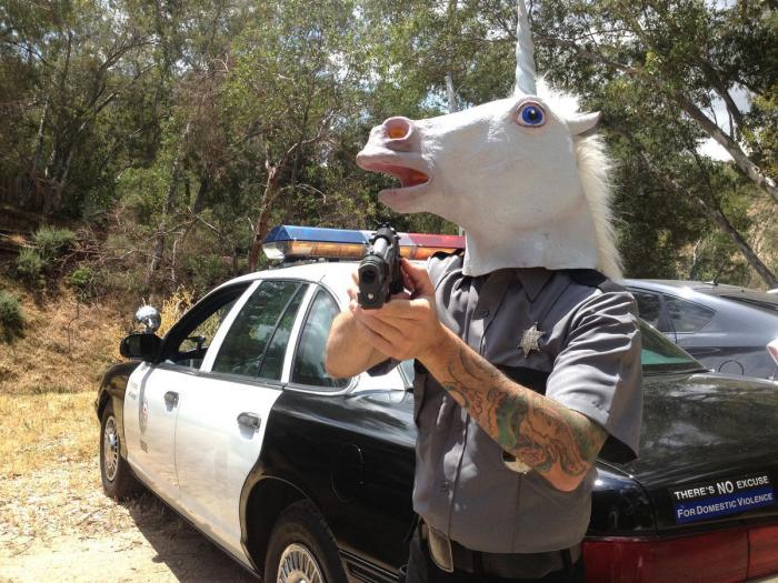"Unicorning": posar con máscaras de unicornio es el nuevo "planking" (FOTOS)