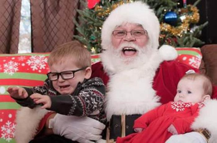 A este niño parece que no le ha gustado mucho conocer a Papá Noel