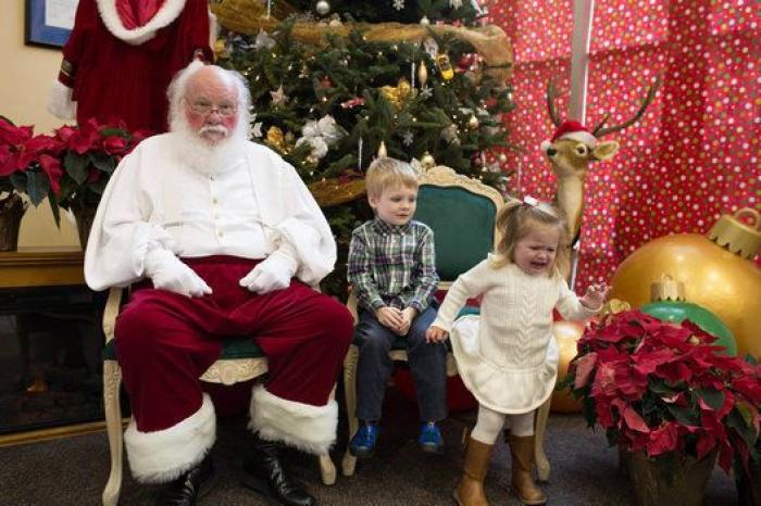A este niño parece que no le ha gustado mucho conocer a Papá Noel