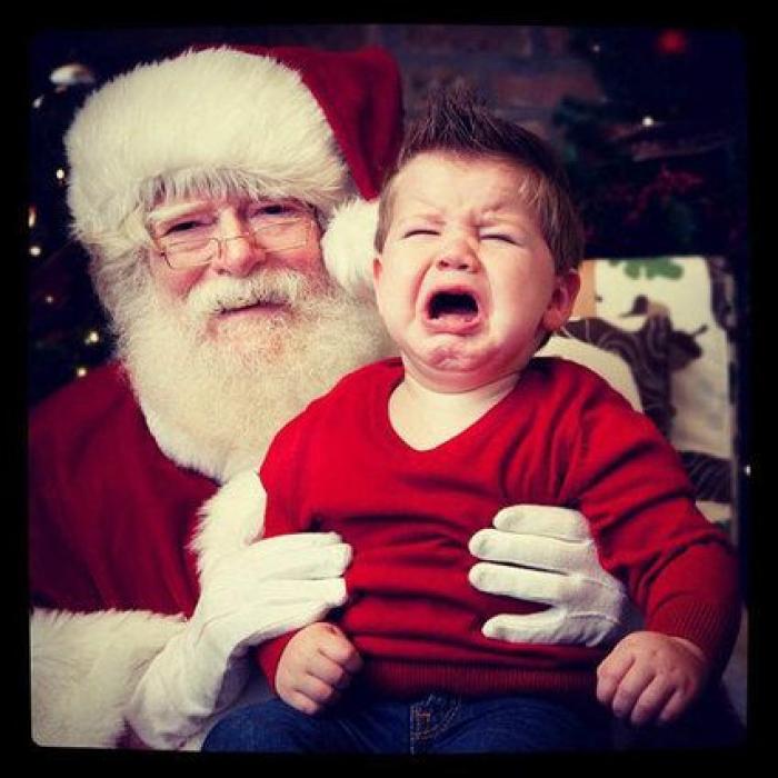 A este niño parece que no le ha gustado mucho conocer a Papá Noel