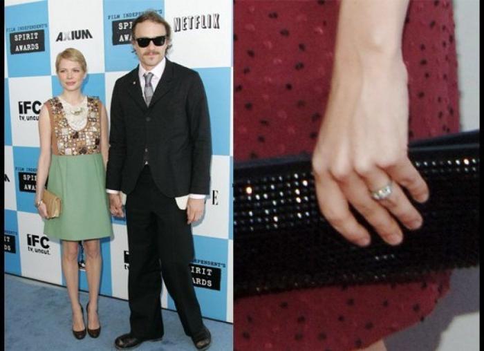Scarlett Johansson presume de anillo de compromiso en la Comic Con de San Diego