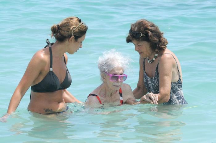 La Duquesa de Alba, en la playa: Ibiza para comenzar agosto (FOTOS)