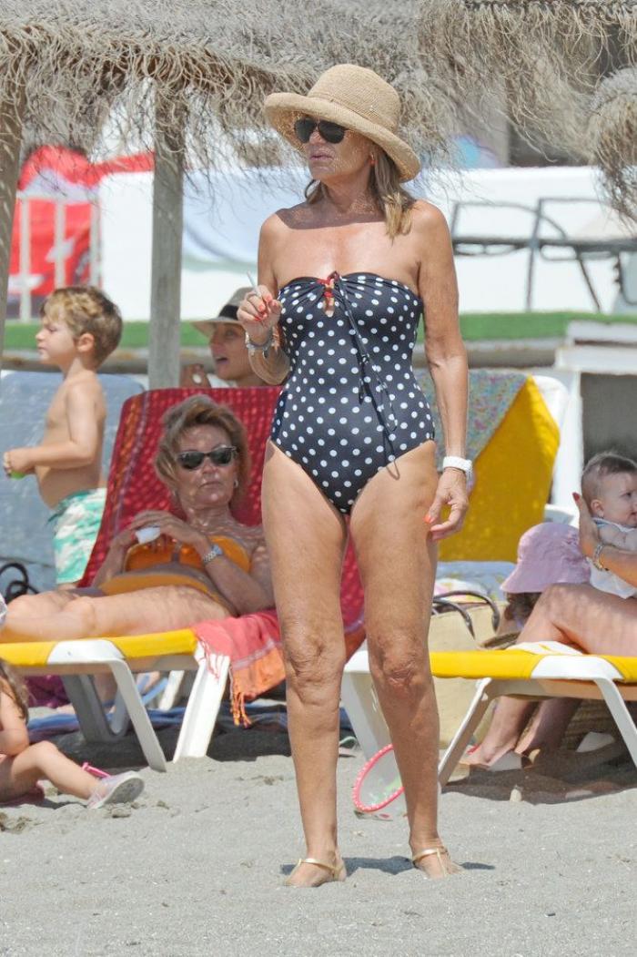 Ona Carbonell muestra su cuerpo en la playa en la recta final de su embarazo