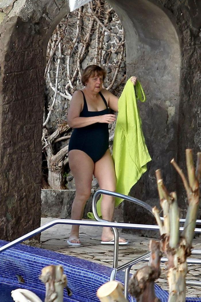 Ona Carbonell muestra su cuerpo en la playa en la recta final de su embarazo