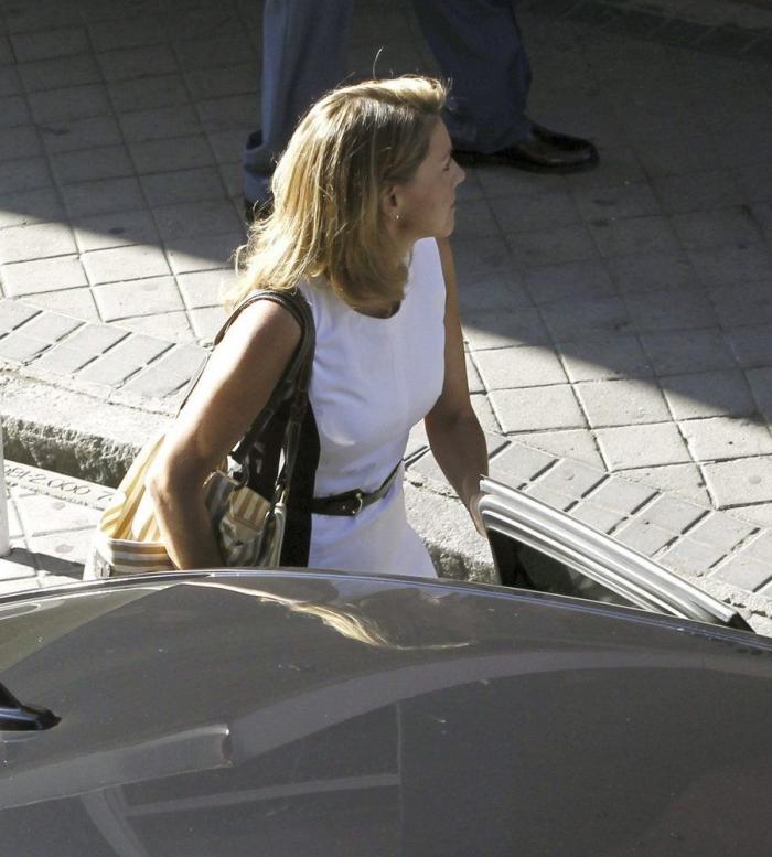 Cospedal le regala una botella de aceite a Rajoy durante su visita a Toledo