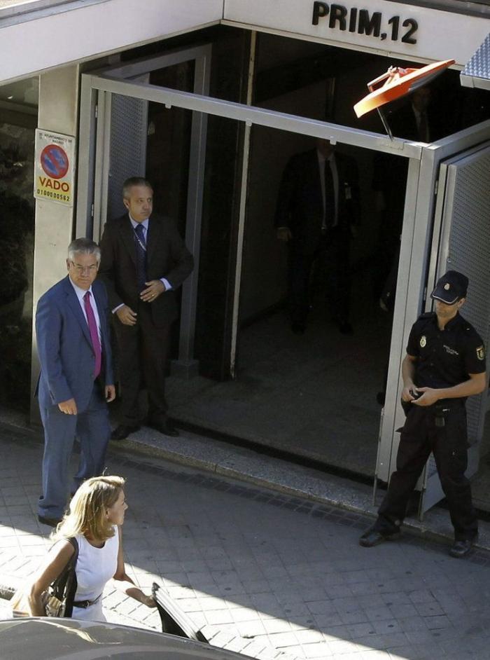 Cospedal le regala una botella de aceite a Rajoy durante su visita a Toledo
