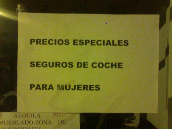 Pérez-Reverte aplaude el cartel que ha visto en un hotel: lleva 19.000 'me gusta' en horas