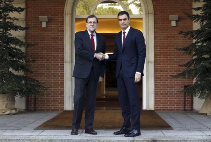 Rajoy y Sánchez, saludo serio en La Moncloa