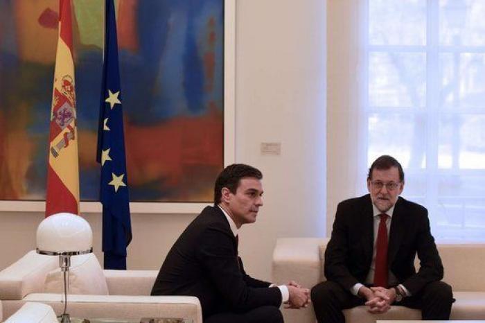 Rajoy y Sánchez, saludo serio en La Moncloa