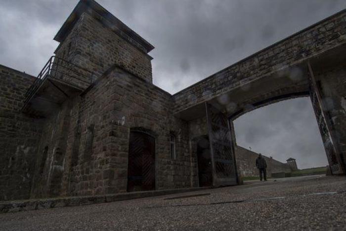 Roban la placa de homenaje al último superviviente español de Mauthausen