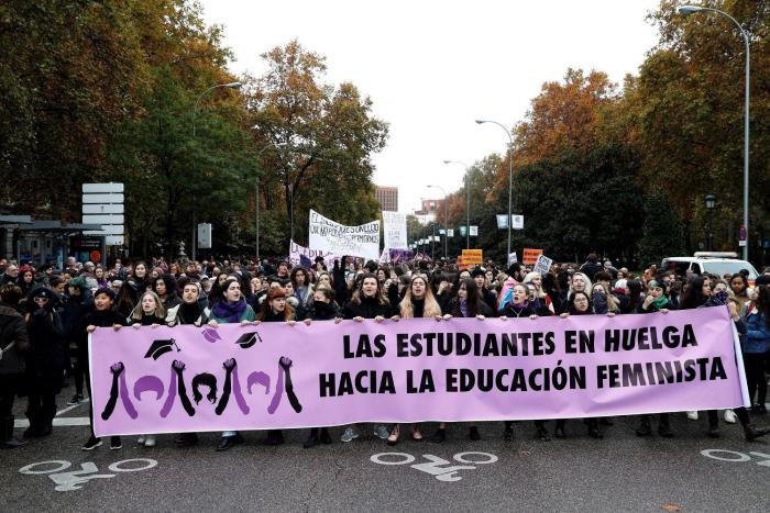 Juanma Moreno, a las mujeres: "Influís la leche y pido que asumáis eso"