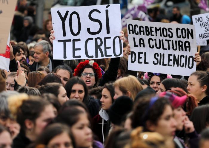 Juanma Moreno, a las mujeres: "Influís la leche y pido que asumáis eso"