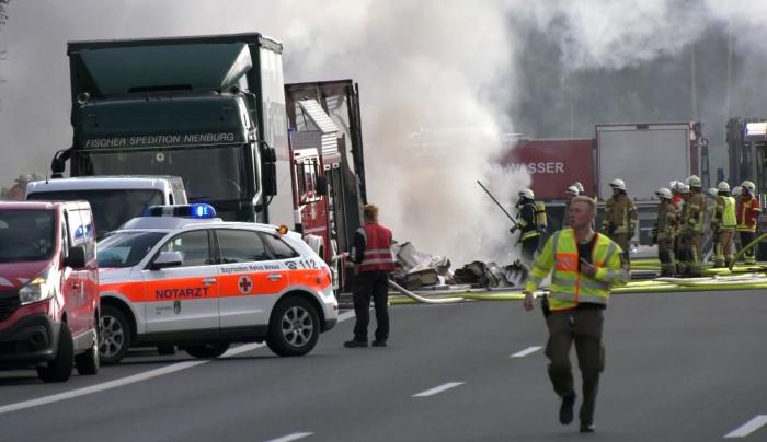 La Policía teme hasta 17 muertos tras el choque de un autobús con un camión en Alemania