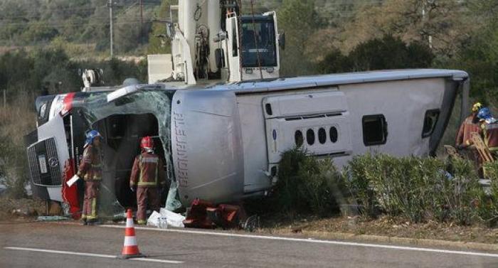 Al menos 13 muertos al chocar un autocar y un coche en Tarragona
