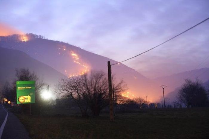 Cantabria lucha contra un fuego que pone en peligro su patrimonio natural (FOTOS)