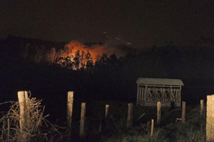 Cantabria lucha contra un fuego que pone en peligro su patrimonio natural (FOTOS)
