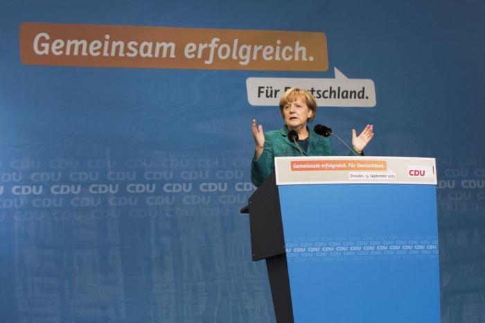 Un 'drone' aterriza a pocos metros de Merkel mientras daba un mitin (VÍDEO)