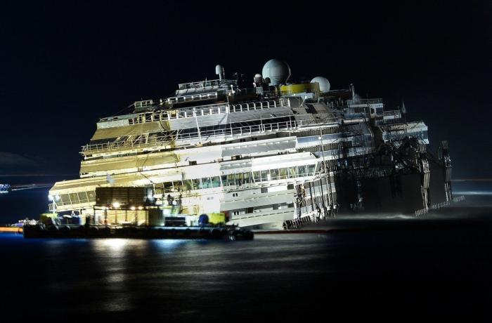 Enderezado el Costa Concordia tras casi un día de trabajos de reflote (FOTOS)