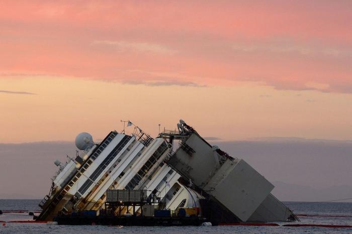 Enderezado el Costa Concordia tras casi un día de trabajos de reflote (FOTOS)
