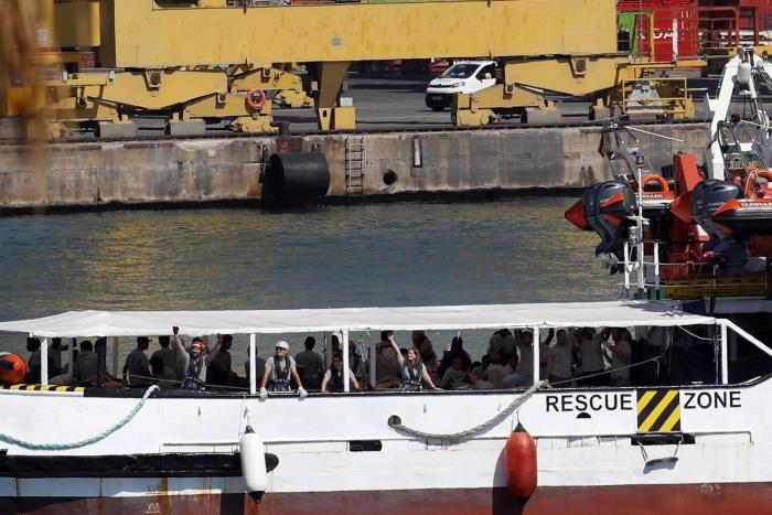 Llega al puerto de Barcelona el 'Open Arms' con 60 inmigrantes a bordo