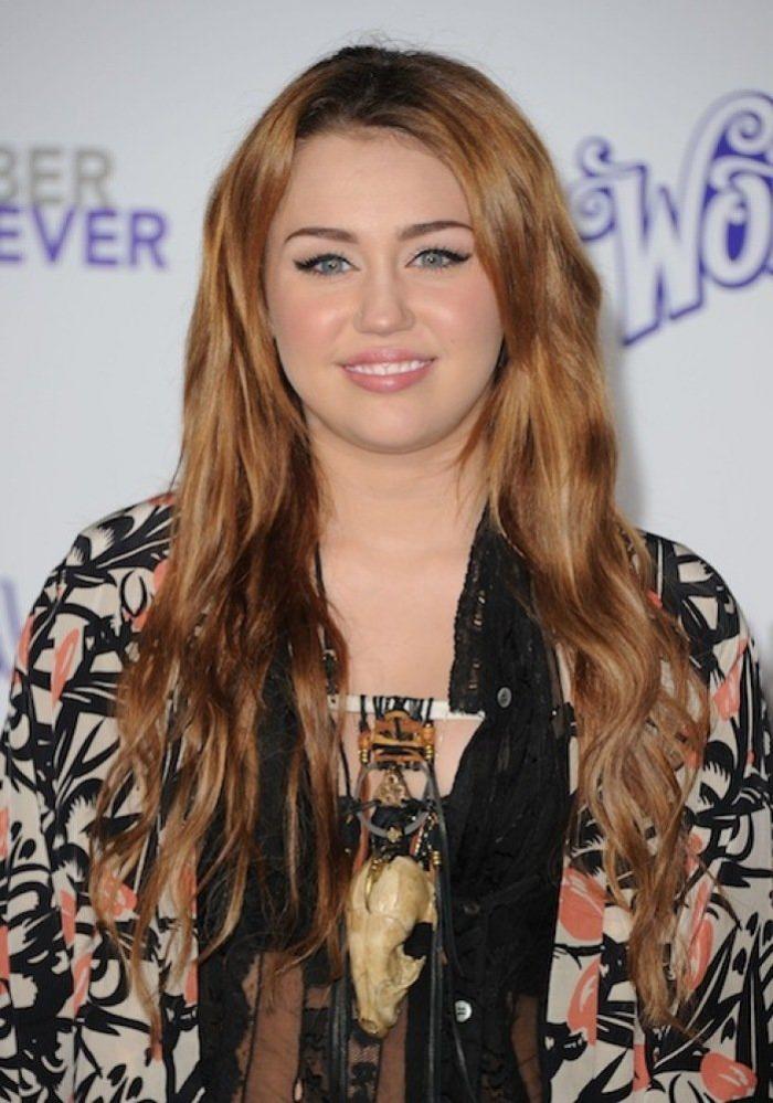 Miley Cyrus y sus locuras: el nuevo moño de cuentas de colores de la cantante (FOTOS)