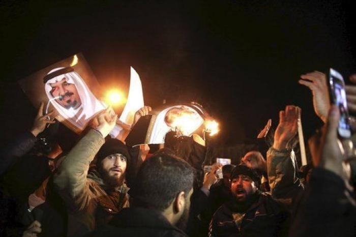 Manifestantes incendian la embajada de Arabia Saudí en Teherán tras la ejecución de un líder chií