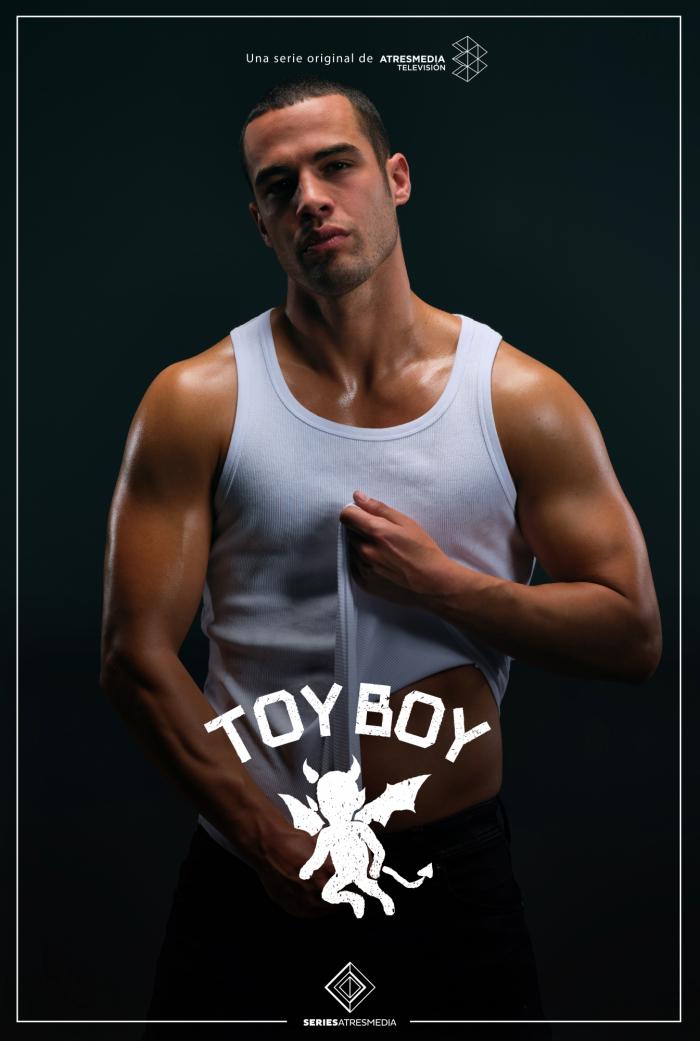 Carlo Constanzia, hijo de Mar Flores, protagonista de uno de los pósters más sugerentes de 'Toy boy'