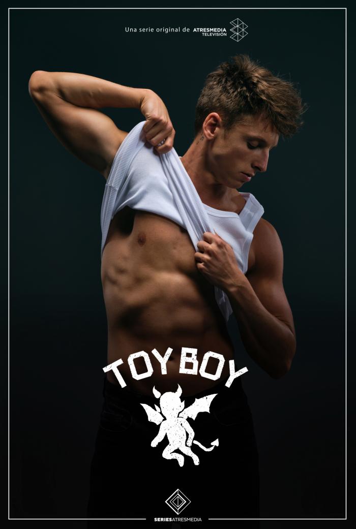 Carlo Constanzia, hijo de Mar Flores, protagonista de uno de los pósters más sugerentes de 'Toy boy'