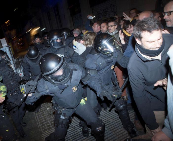 Momentos de tensión entre Mossos y manifestantes ante la Delegación de Gobierno en Barcelona
