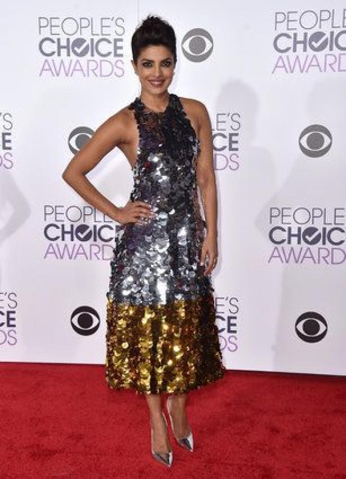 El vestido le jugó una mala pasada a Dakota Johnson en los People's Choice Awards 2016