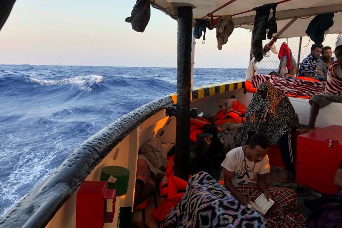 La Fiscalía italiana ordena la incautación del Open Arms y el desembarco de los migrantes