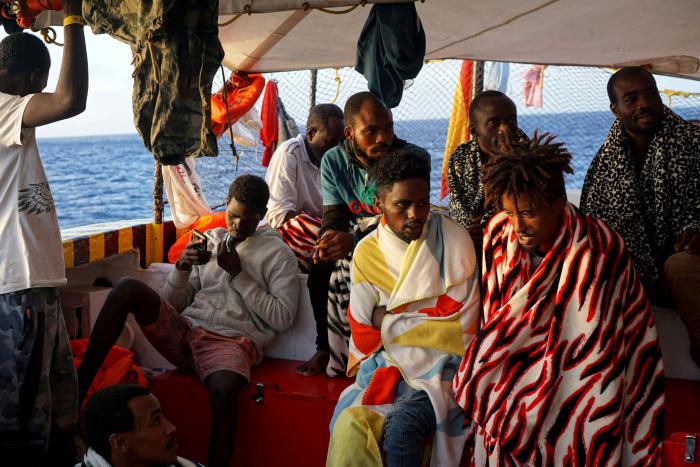 Atrapados en un barco, rozando con los dedos la salvación (FOTOS)