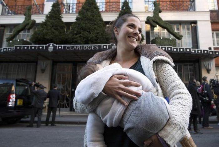 El emocionante gesto de una policía argentina amamantando a un bebé cuando estaba de servicio