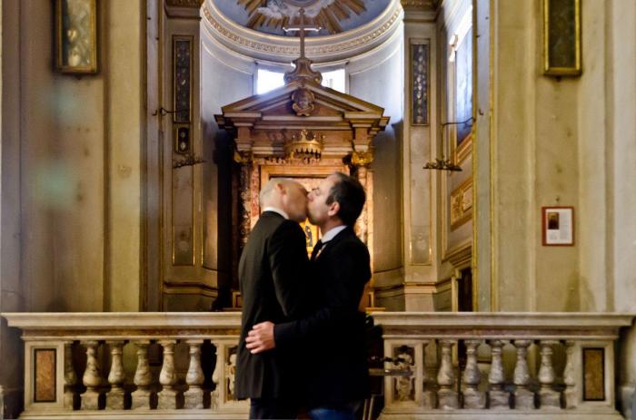 El Vaticano amenaza con medidas legales si se exponen las fotos de besos gays de Gonzalo Orquín