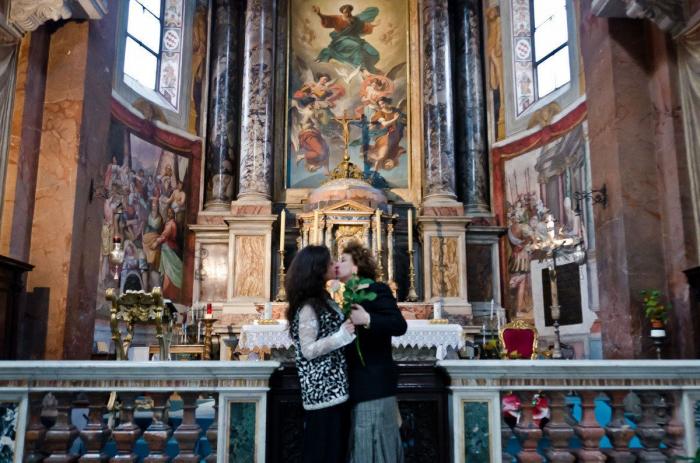 El Vaticano amenaza con medidas legales si se exponen las fotos de besos gays de Gonzalo Orquín