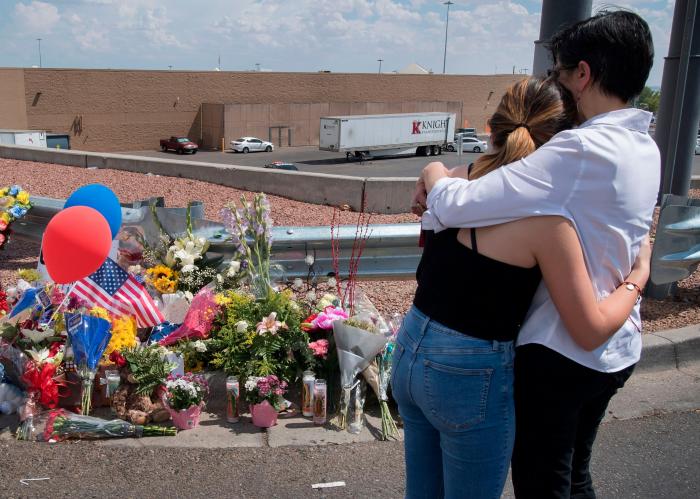 Cientos de personas arropan al viudo de El Paso que temía quedarse solo en el funeral