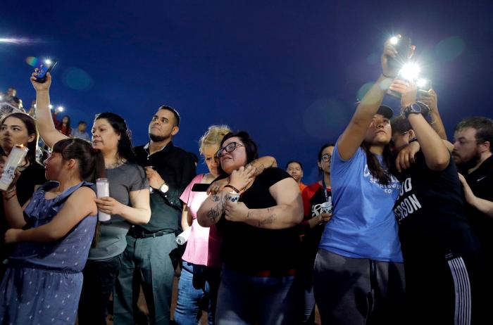 Cientos de personas arropan al viudo de El Paso que temía quedarse solo en el funeral