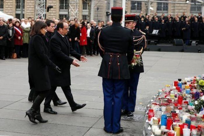 Las autoridades rinden un sobrio homenaje a las víctimas del terrorismo en París en el primer aniversario de Charlie Hebdó