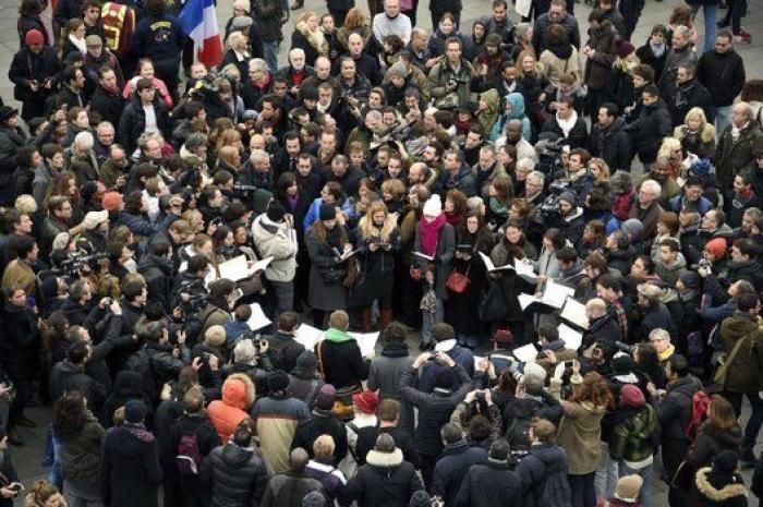 Las autoridades rinden un sobrio homenaje a las víctimas del terrorismo en París en el primer aniversario de Charlie Hebdó
