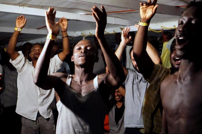 Los migrantes del Open Arms desembarcan en Lampedusa tras tres semanas en el mar