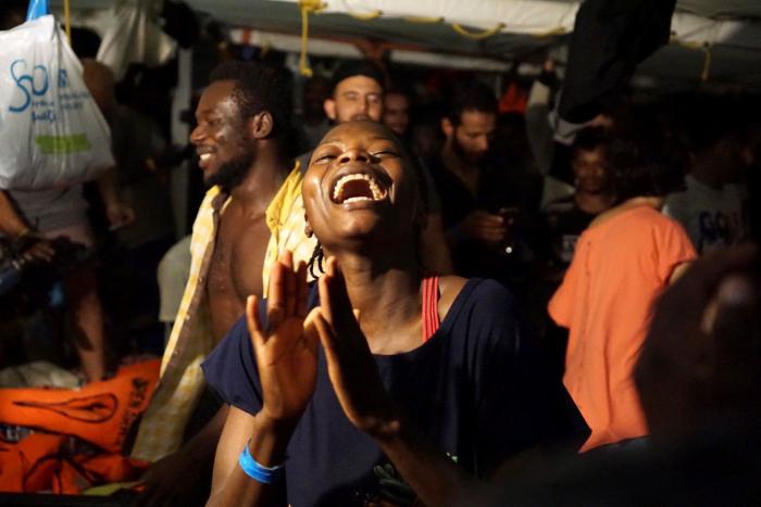 Los migrantes del Open Arms desembarcan en Lampedusa tras tres semanas en el mar