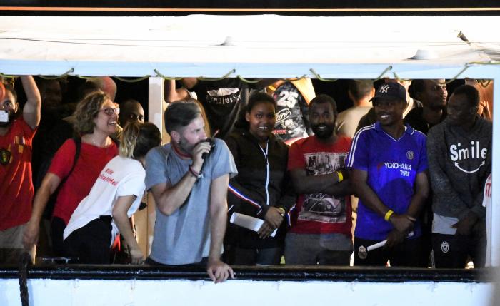 Las emocionantes imágenes del desembarco del Open Arms en Lampedusa