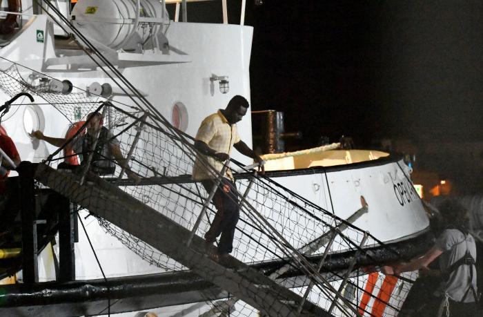 El Audaz llega a Lampedusa para traer a 15 migrantes del Open Arms a España