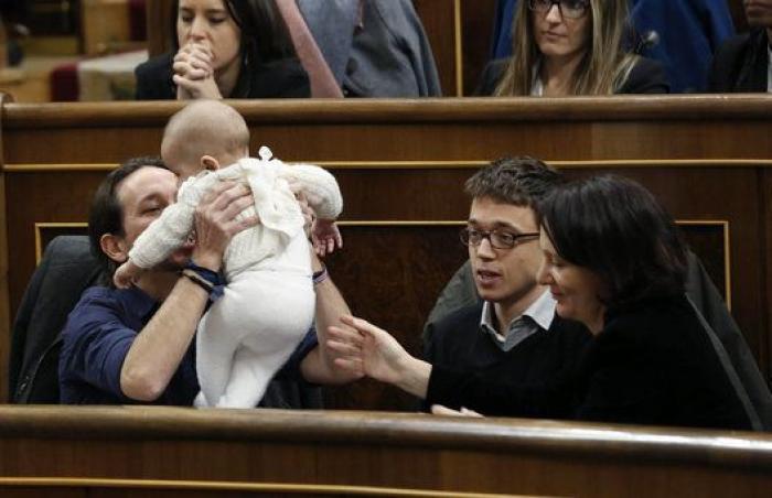 Polémica por la decisión de Bescansa de acudir al Congreso con su bebé