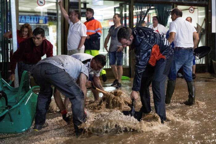 Madrid, colapsada por la fuerte tormenta que afecta a toda España