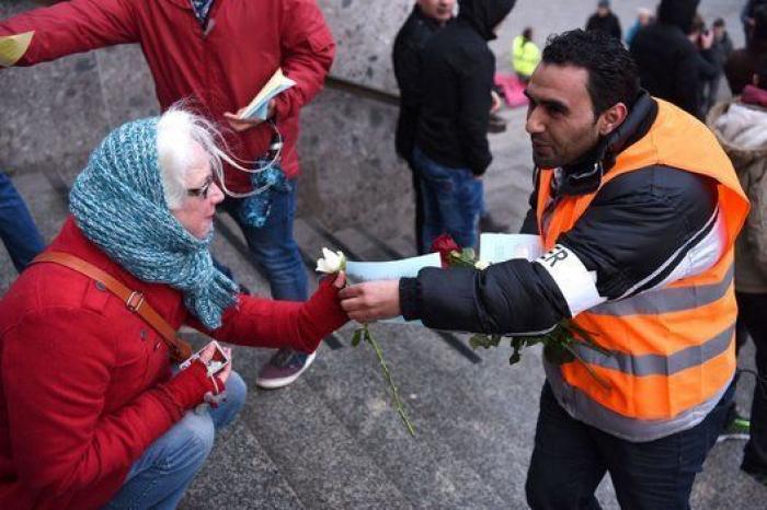 Grupos de refugiados regalan flores a los ciudadanos tras las agresiones a mujeres en Alemania