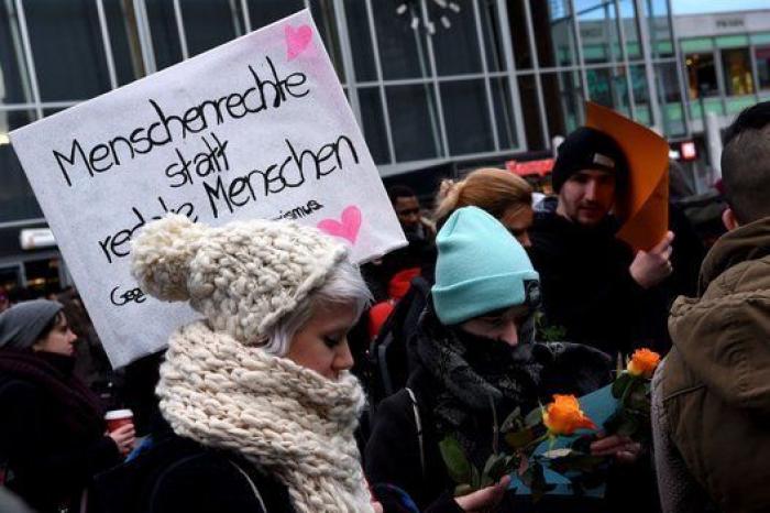 Grupos de refugiados regalan flores a los ciudadanos tras las agresiones a mujeres en Alemania