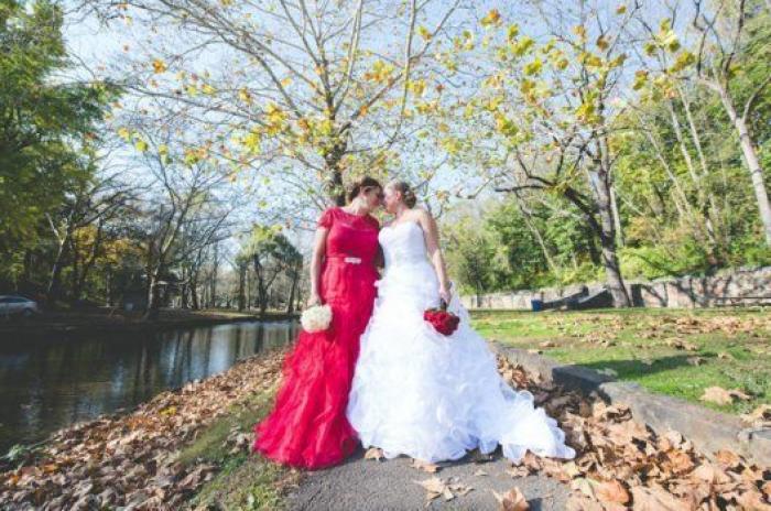 25 novias deslumbrantes que huyeron del blanco al elegir su vestido (FOTOS)