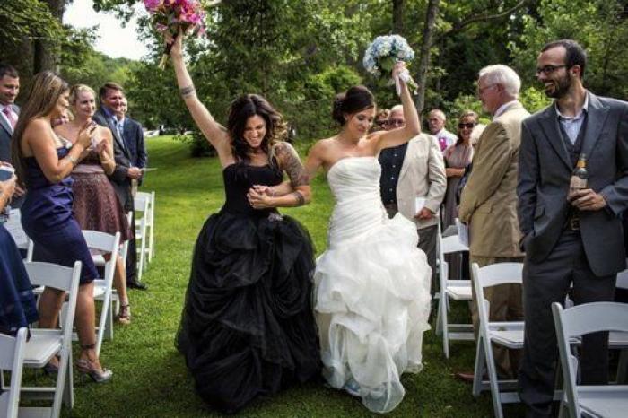 25 novias deslumbrantes que huyeron del blanco al elegir su vestido (FOTOS)